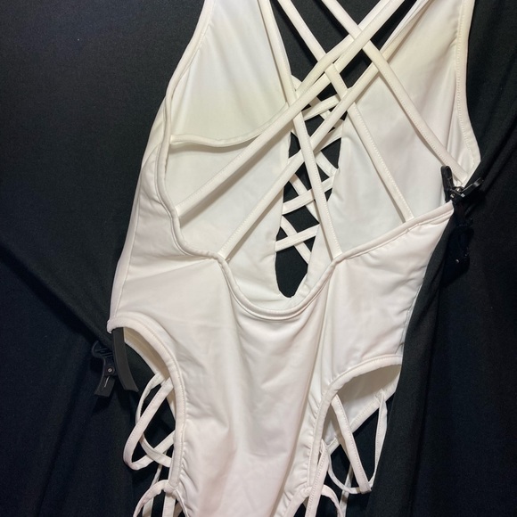 Mippo Swimsuit - Picture 3 of 6